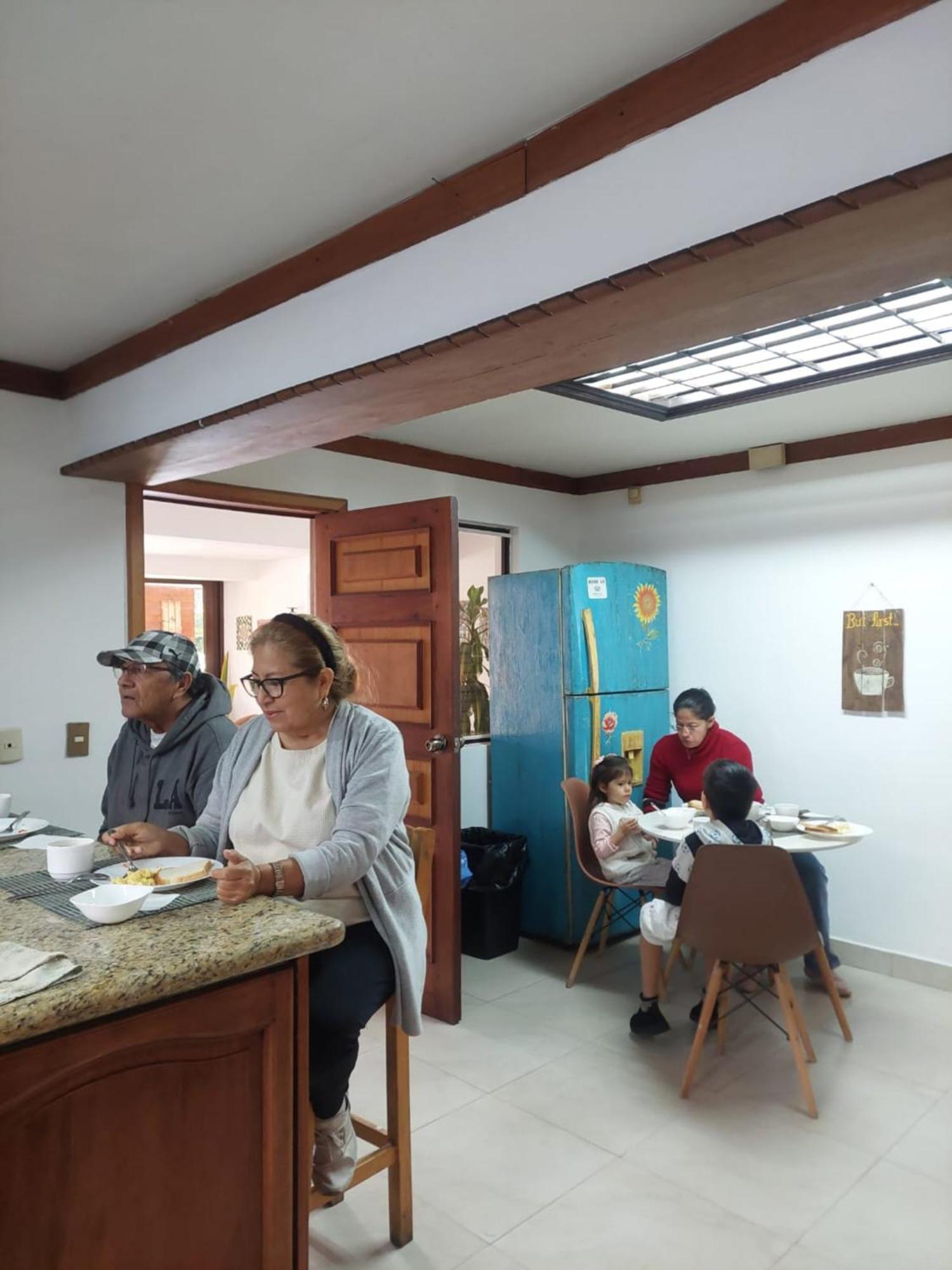 Hostal Mochiliers Bed And Breakfast Cuenca Exterior foto